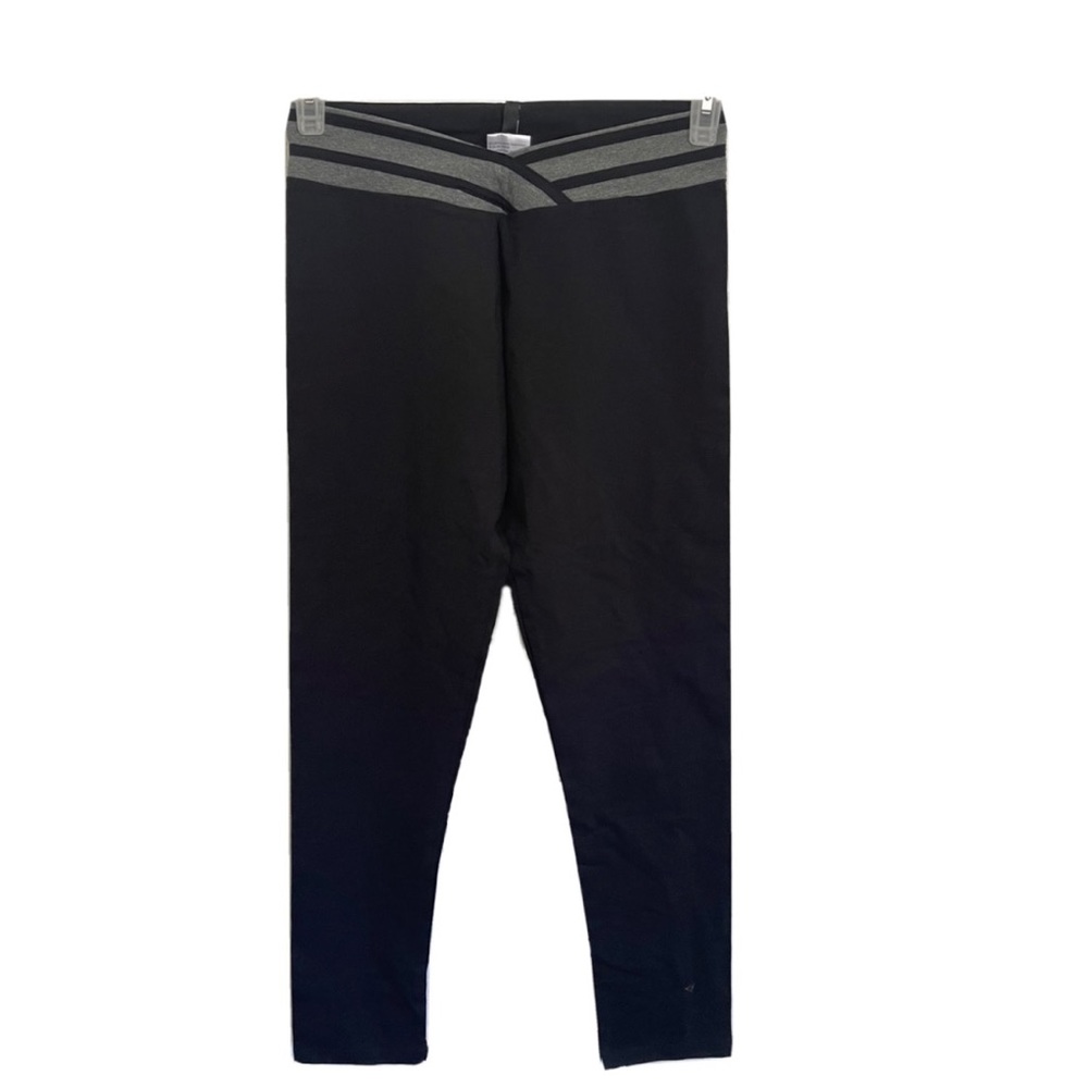 Black athletic leggings